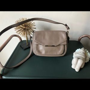 COACH Purse: Shoulder Bag: Tan/Beige